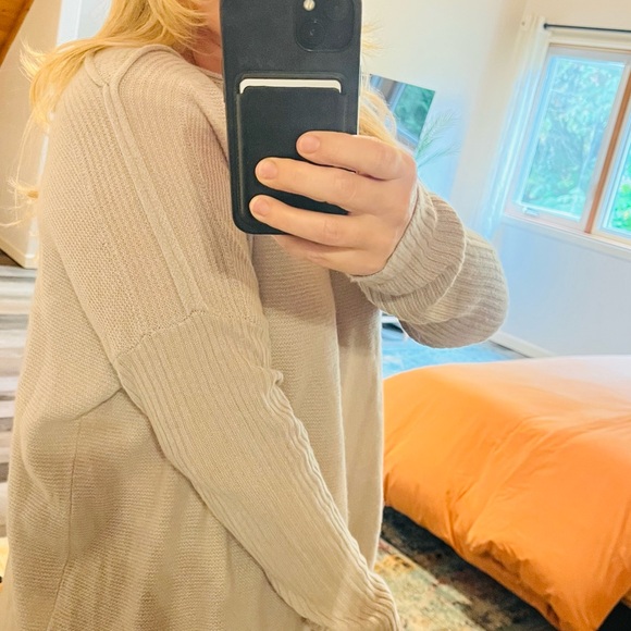 Subtle Luxury 100 % cashmere women’s long sleeve sweater color biscuit. - Picture 5 of 9